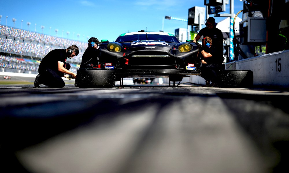 Porsche race car pit stop service