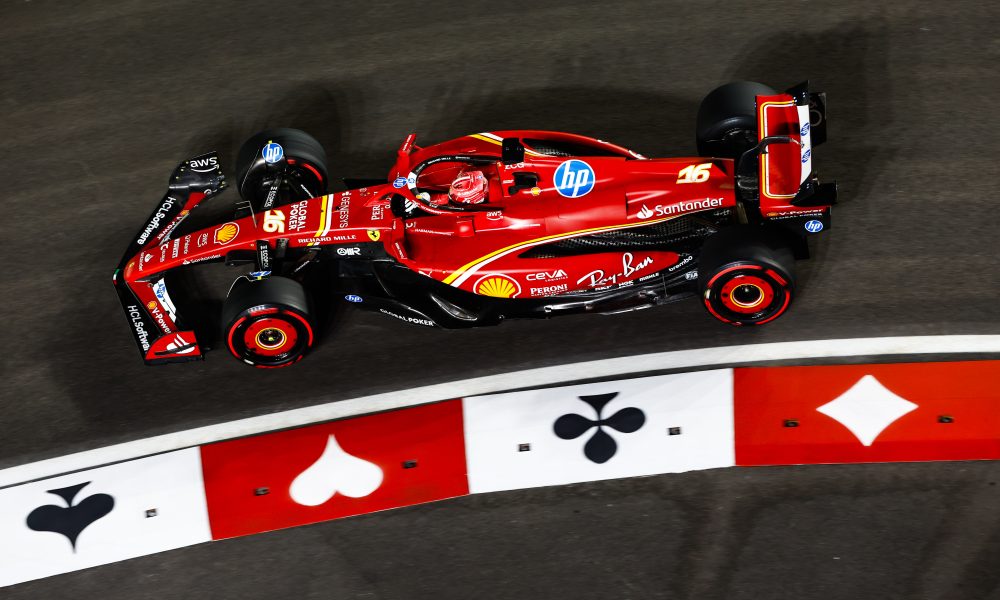 Voiture de course rouge sur circuit