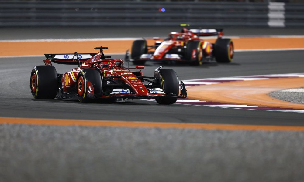 Voiture de course rouge sur circuit