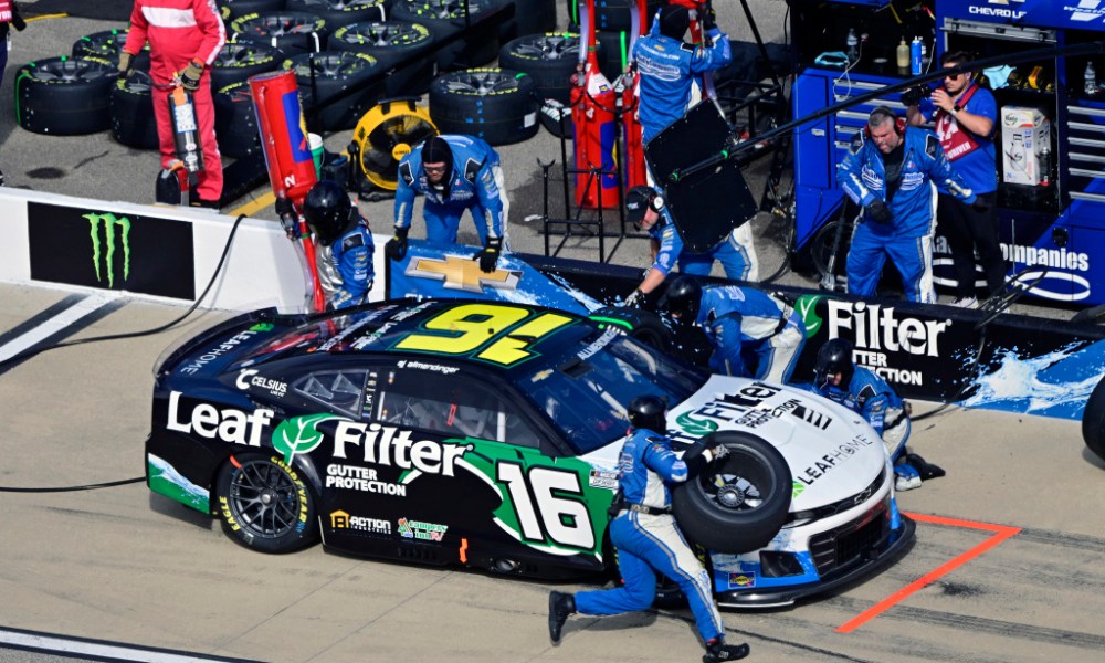 NASCAR pit crew changes tires