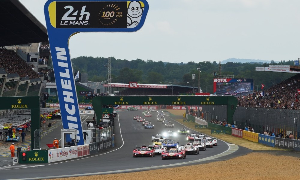 Voitures de course sur Le Mans