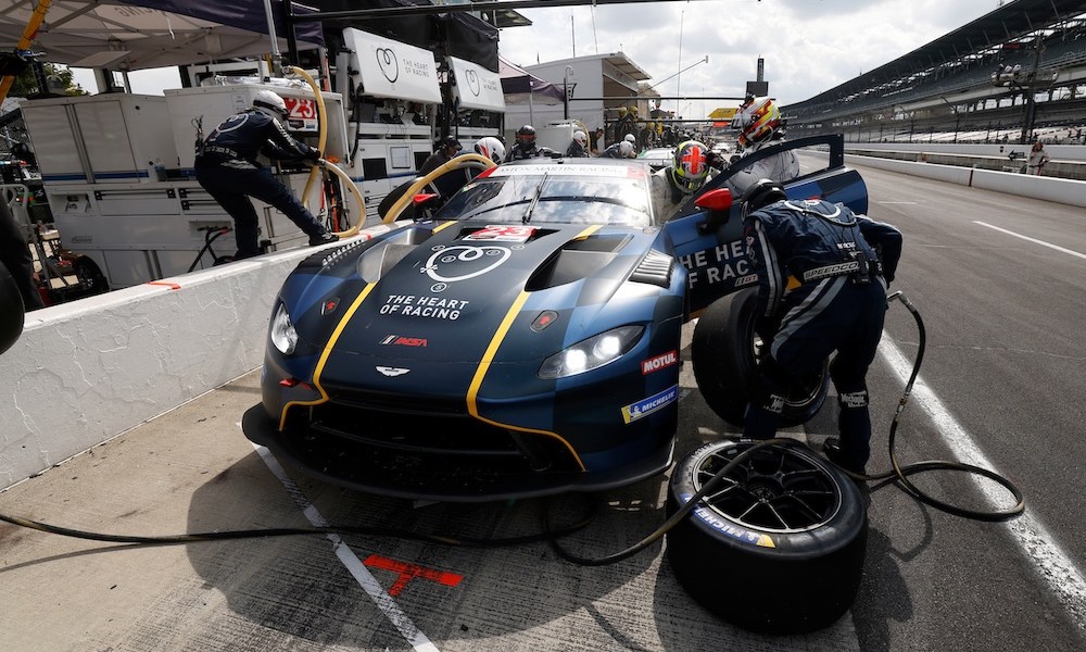 IndyCar pit crew services racecar