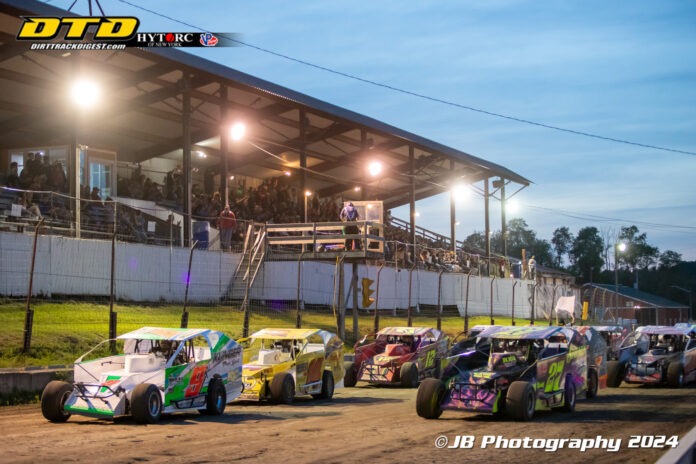 Dirt track sprint car racing action