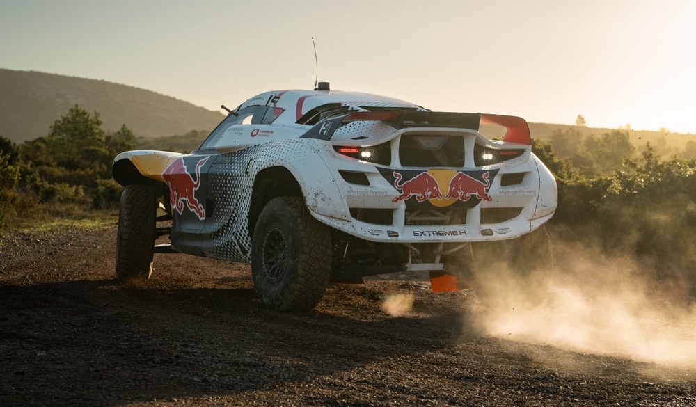 Rally car kicks up dust