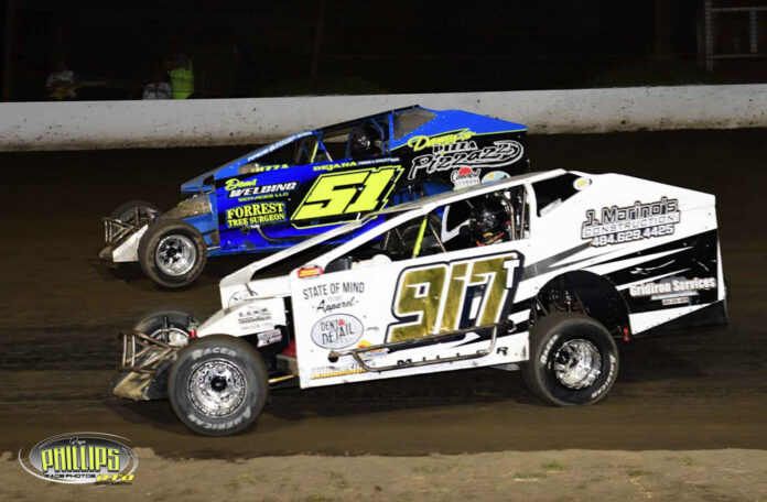 Sprint cars racing at Grandview Speedway