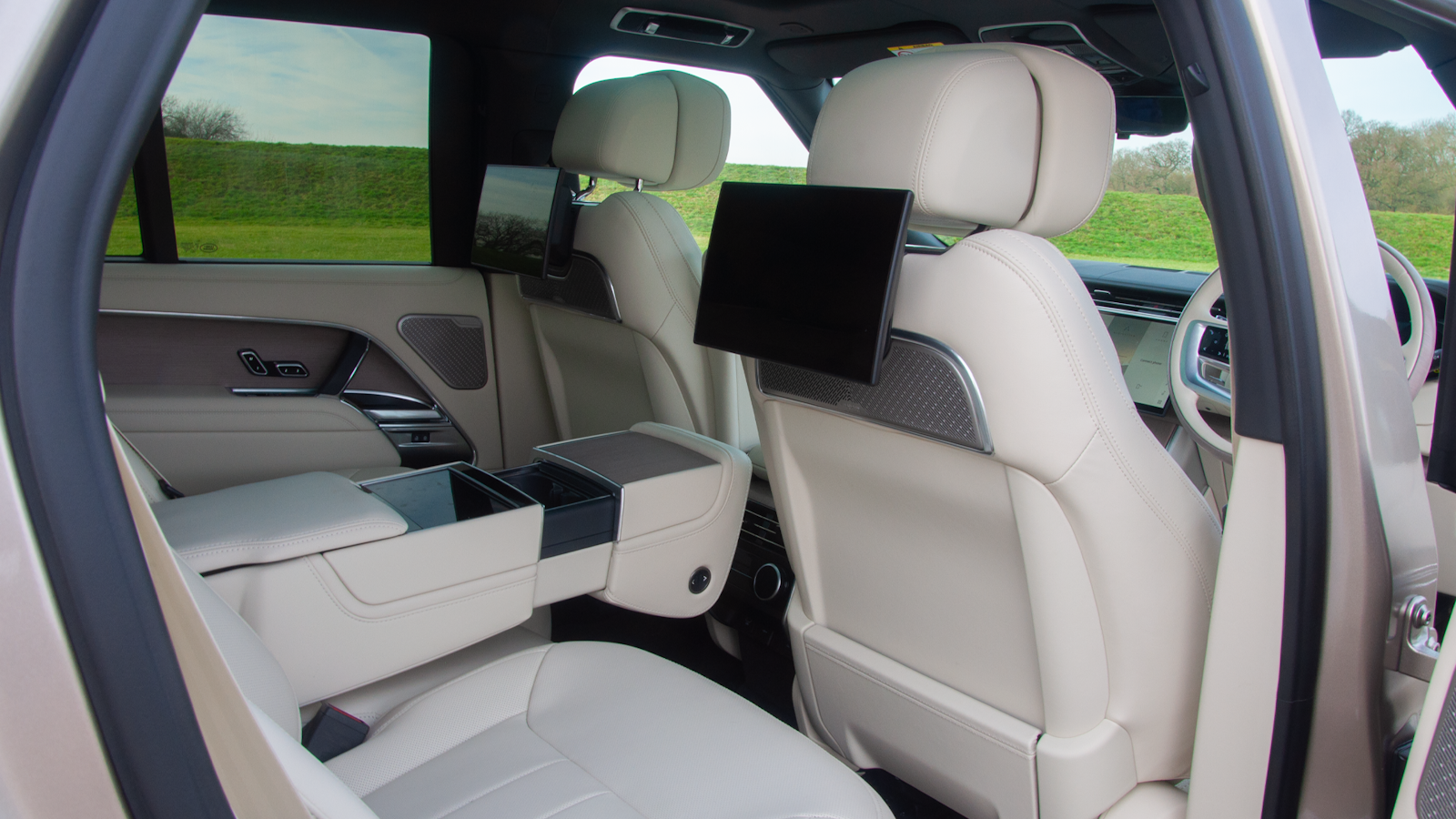 2025 Range Rover beige rear seats