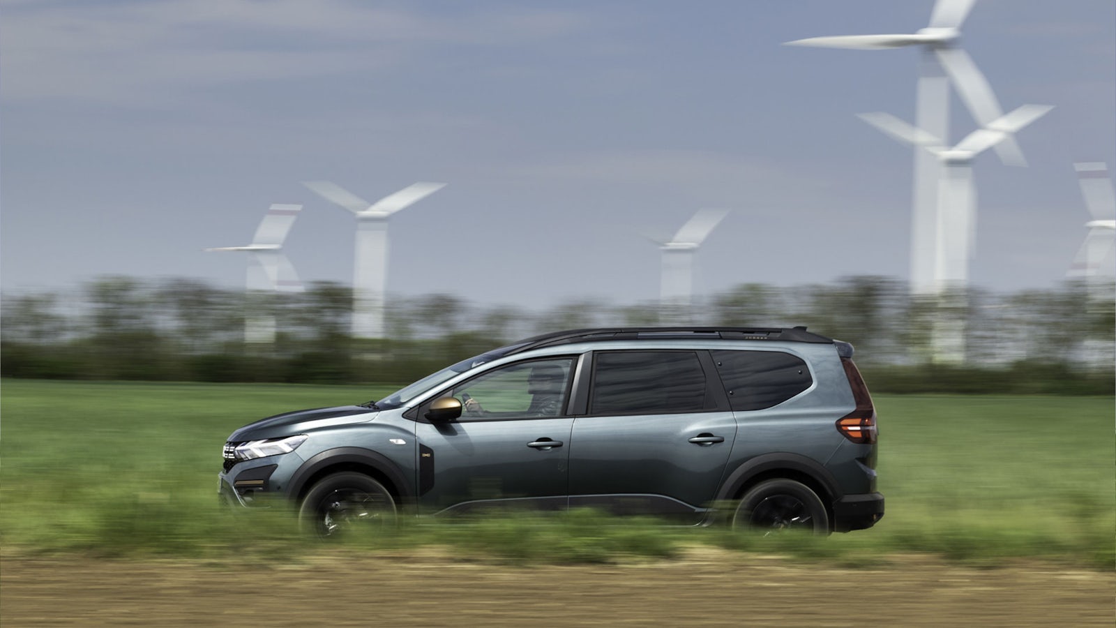 Moving Dacia Jogger with blurred scenery