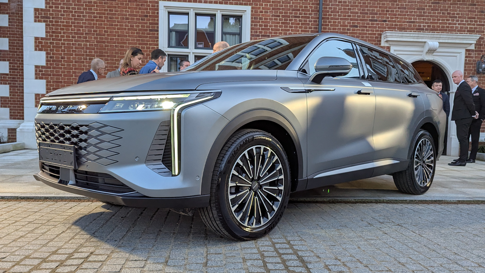 "Omoda 9 silver SUV exterior view"