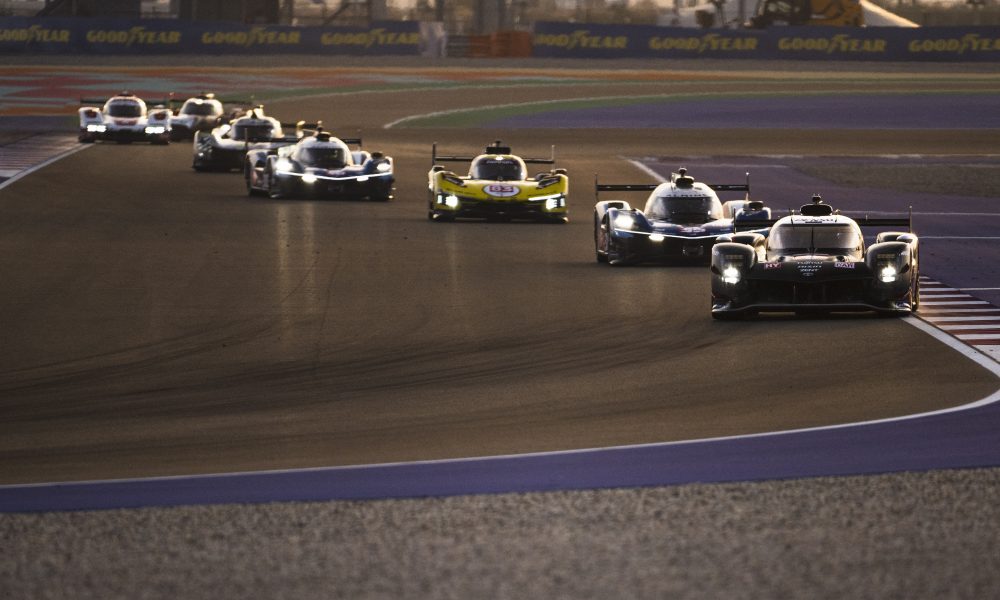 Race cars battling at Daytona