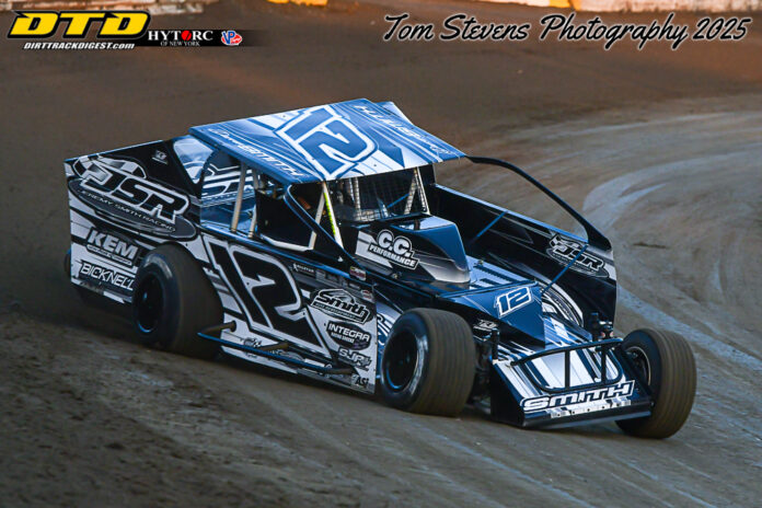 Dirt track sprint car racing