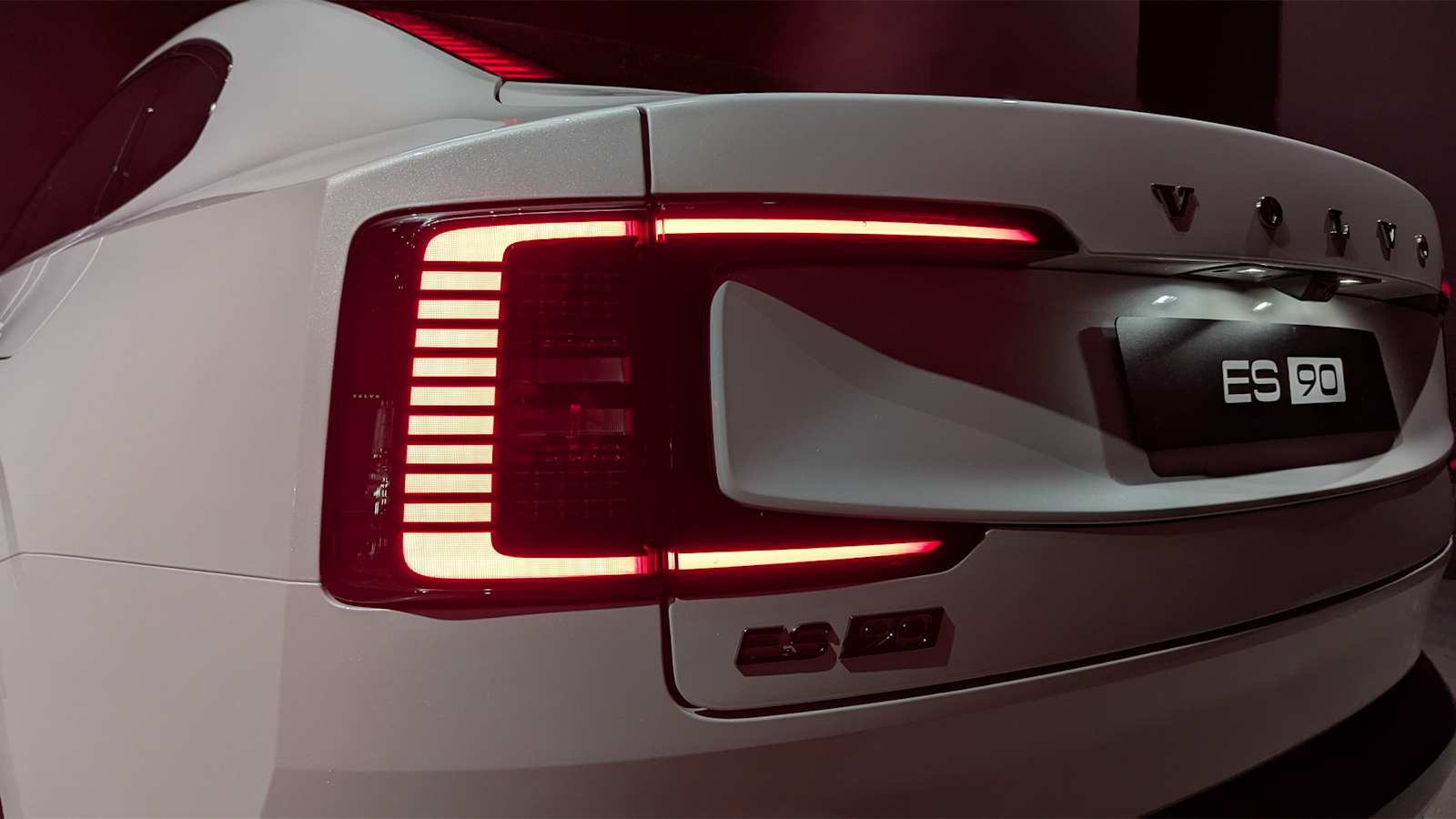 Volvo ES90 rear light view